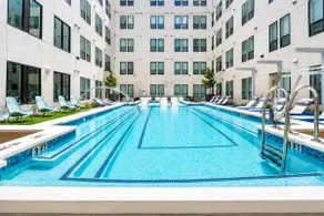 Cozy Downtown Suite - Rooftop Lounge, Pool - Gym - Image 4