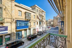 Stylish Townhouse with Balcony next to Waterfront by 360 Estates - Image 2