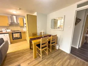 Bright, Modern & Spacious Apt. | Chiswick - Image 3