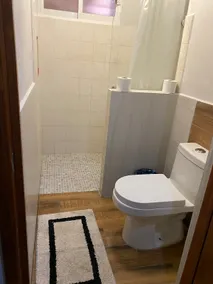 Comfortable and conveniently located room - Image 4
