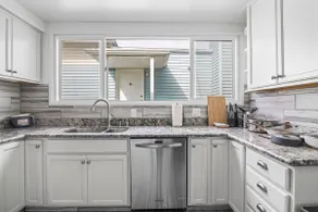 Newly Remodeled 3 bdrms w/ full kitchen& pano view - Image 3