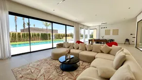 Designer villa, padel court, gym and pool - Image 4