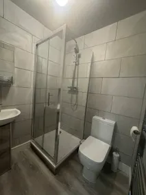 Modern Apartment with parking - Image 3