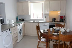 Coaches Corner - Business Friendly - Sleeps 3 - Near Town - Parking and Wi-Fi - Image 2