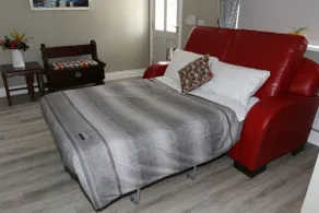 Coaches Corner - Business Friendly - Sleeps 3 - Near Town - Parking and Wi-Fi - Image 3