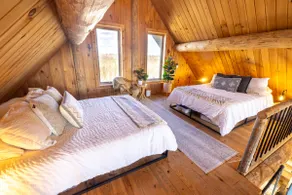 Stunning, off-grid Log Cabin on 40 Acres with WiFi - Image 5