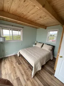Sandford Beach House w/ Hot Tub - Image 5