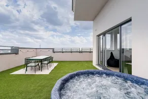 Downtown Skyline Penthouse w Parkview&Jacuzzi - Image 4