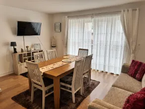 Stylish 4-bed, Parking, Walking Distance - Image 2