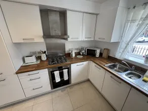 Stylish 4-bed, Parking, Walking Distance - Image 4