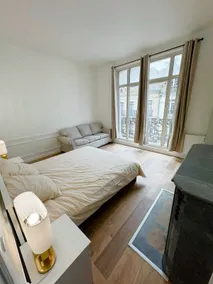 Royal Floor: 2 Bedrooms, Square View, Douai Center - Image 4