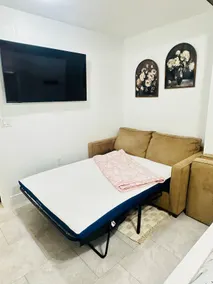 Private/Separate Access/Queen bed/full sofa-bed - Image 4
