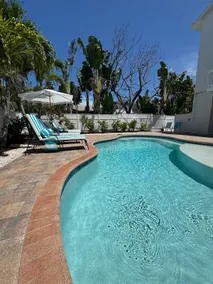 Beach Bungalow- 2 min walk to beach! Heated Pool - Image 3