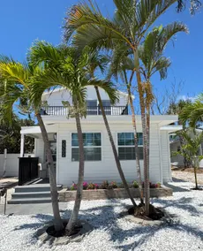 Beach Bungalow- 2 min walk to beach! Heated Pool - Image 5