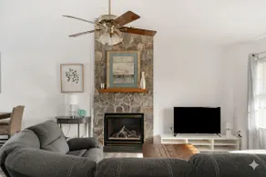 Peaceful 3 BR Ranch King Bed Fireplace - Image 2