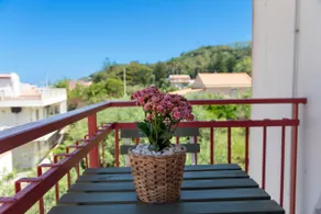 Beachfront house in San Saba - Image 3