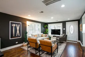 LUXE Stay-2 King beds, walk to dine, coffee, shop - Image 3
