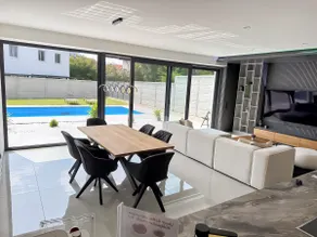 Luxury house with pool & garden - Image 4