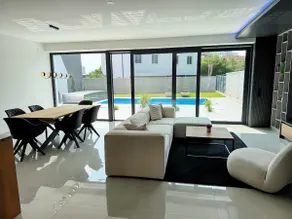 Luxury house with pool & garden - Image 2
