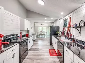 The USA Home - Nice backyard + brand new kitchen! - Image 4