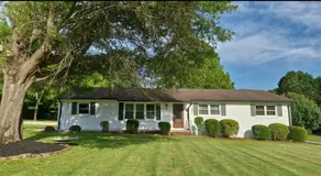 Prime location, good neighborhood - Image 3