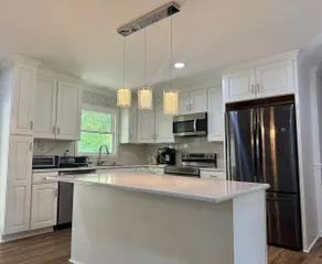 Prime location, good neighborhood - Image 4