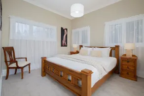 Claremont - Timeless Foreshore Retreat by the Wharf - Image 3