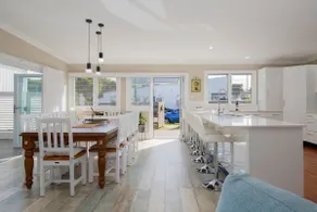 Claremont - Timeless Foreshore Retreat by the Wharf - Image 4