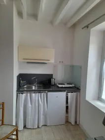 Bedroom with kitchenette - Image 5