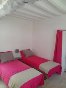 Bedroom with kitchenette - Image 4
