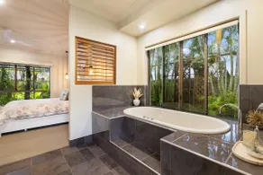 5BR with pool, games room, sleeps up to 10 guests - Image 4