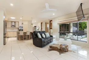 5BR with pool, games room, sleeps up to 10 guests - Image 5