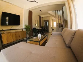 Elegant 4BR Maisonette For Families and Groups - Image 4