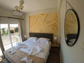 Elegant 4BR Maisonette For Families and Groups - Image 2