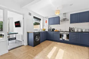 NEW! Spacious 4 bedroom 4BR with Private Parking near city Centre - Image 3
