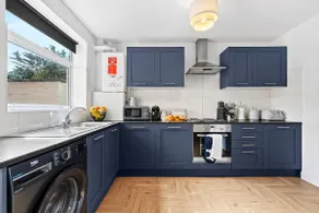 NEW! Spacious 4 bedroom 4BR with Private Parking near city Centre - Image 2