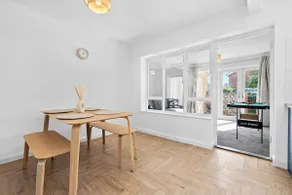 NEW! Spacious 4 bedroom 4BR with Private Parking near city Centre - Image 4