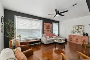 Gothic Girl Stylish Upstairs Nook Near Shops & A&M - Image 2