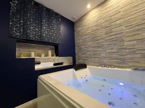 The Suite - Romantic & Spa - Image 5