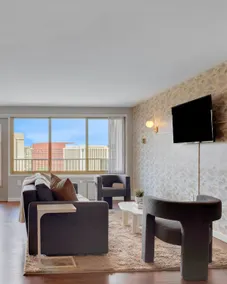 DCA SUITE-Sleeps 8-Balcony-Parking-Exec Stays - Image 2