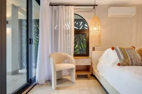 Flamingo Marina Private Beachfront Escape - Image 5