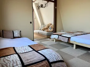 GU HOTEL Near Shinjuku · Spacious Three-Bedroom Suite · 10 Guests · Bathtub + Projector - Image 3