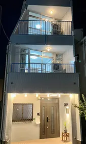GU HOTEL Near Shinjuku · Spacious Three-Bedroom Suite · 10 Guests · Bathtub + Projector - Image 4