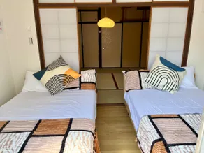GU HOTEL Near Shinjuku · Spacious Three-Bedroom Suite · 10 Guests · Bathtub + Projector - Image 5