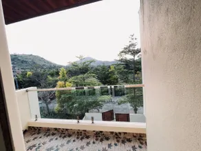 Cozy stay with warm host and serene hill view - Image 4