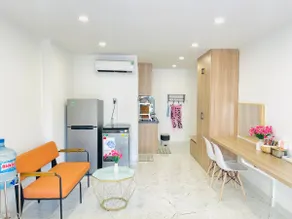 l 202 FoxyDen l Modern Studio w Kitchen & Window - Image 4