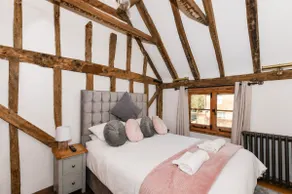 Entire Home in Crawley near Gatwick Airport - Image 2