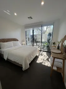 Modern, chic townhouse in Walkerville - Image 4