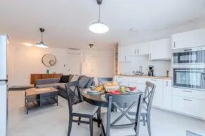L'Échappée Véloire – 2BR, A/C, terrace & parking - Image 3