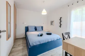 L'Échappée Véloire – 2BR, A/C, terrace & parking - Image 4